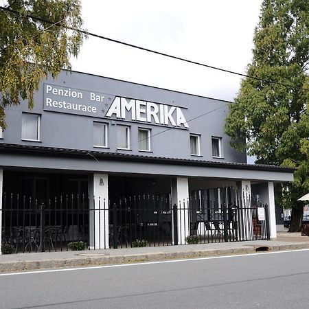 Restaurace A Hotel Amerika Гавиржов Экстерьер фото